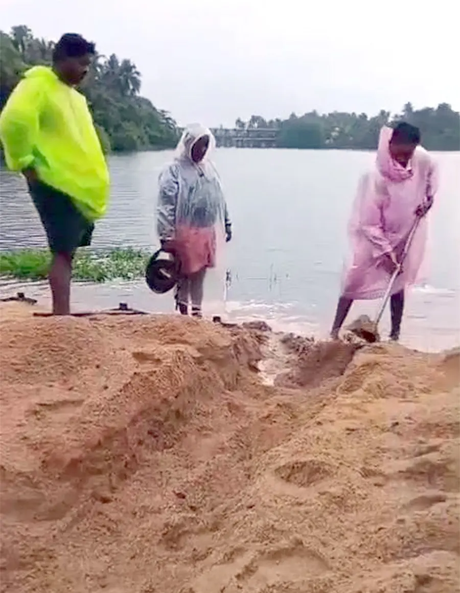 ചാലക്കുടിപ്പുഴയിലെ താൽക്കാലിക  മണൽ ബണ്ട് പൊളിച്ചുമാറ്റി 