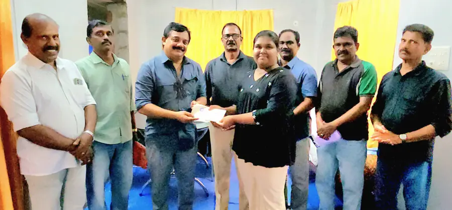 രഞ്ജിത്തിന്റെ കുടുംബത്തിന് കെപിപിഎ ജില്ല പ്രസിഡന്റ് ഐവാൻ രത്തിനം സഹായധനം കൈമാറുന്നു