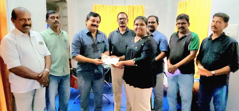 രഞ്‌ജിത്തിന്റെ കുടുംബത്തിന്‌ കെപിപിഎ ജില്ല പ്രസിഡന്റ്‌ ഐവാൻ രത്തിനം സഹായധനം കൈമാറുന്നു