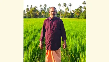 വി സുനിലാൽ കൃഷിയിടത്തിൽ