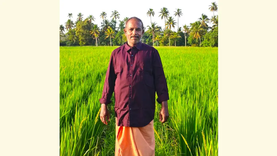 വി സുനിലാൽ കൃഷിയിടത്തിൽ