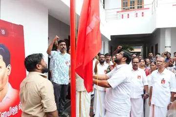 പി കൃഷ്ണപിള്ള ദിനത്തോടനുബന്ധിച്ച് സിപിഐ എം ജില്ലാ കമ്മിറ്റി ഓഫീസിൽ ജില്ലാ സെക്രട്ടറി കെ വി അബ്ദുൾഖാദർ പതാക ഉയർത്തുന്നു