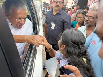 പ്രതിപക്ഷ നേതാവ് പിണറായി വിജയൻ കൃഷ്ണേന്ദുവിനോട് വിശേഷങ്ങൾ ചോദിച്ചറിയുന്നു