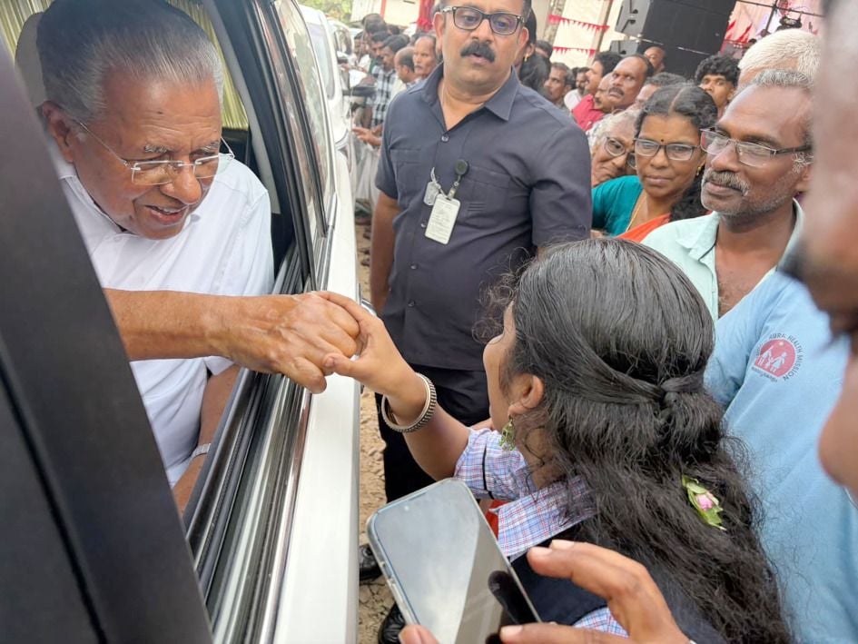 പ്രതിപക്ഷ നേതാവ് പിണറായി വിജയൻ കൃഷ്‌ണേന്ദുവിനോട് വിശേഷങ്ങൾ ചോദിച്ചറിയുന്നു 
