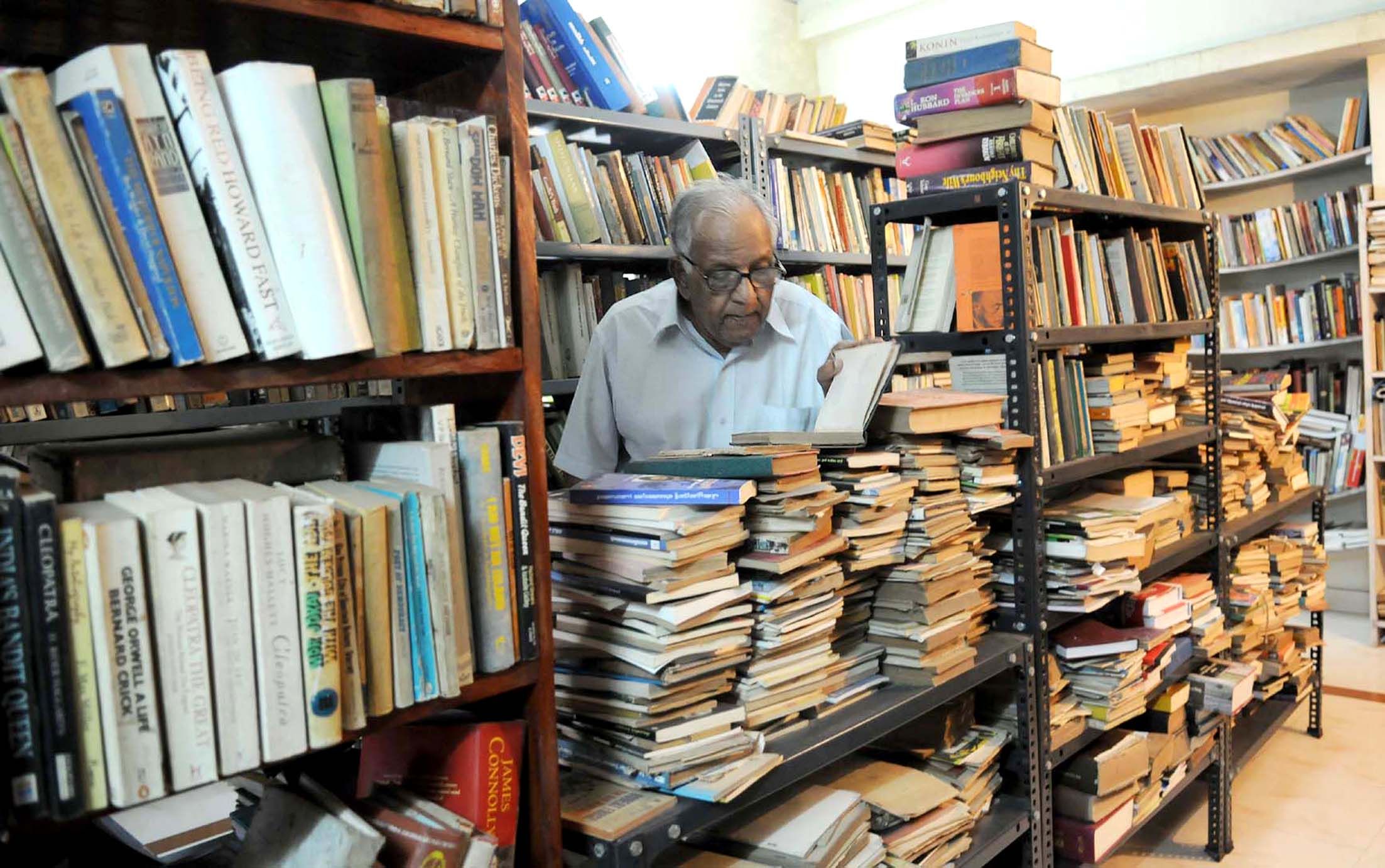 പി ജി പുസ്‌തകങ്ങൾക്കിടയിൽ