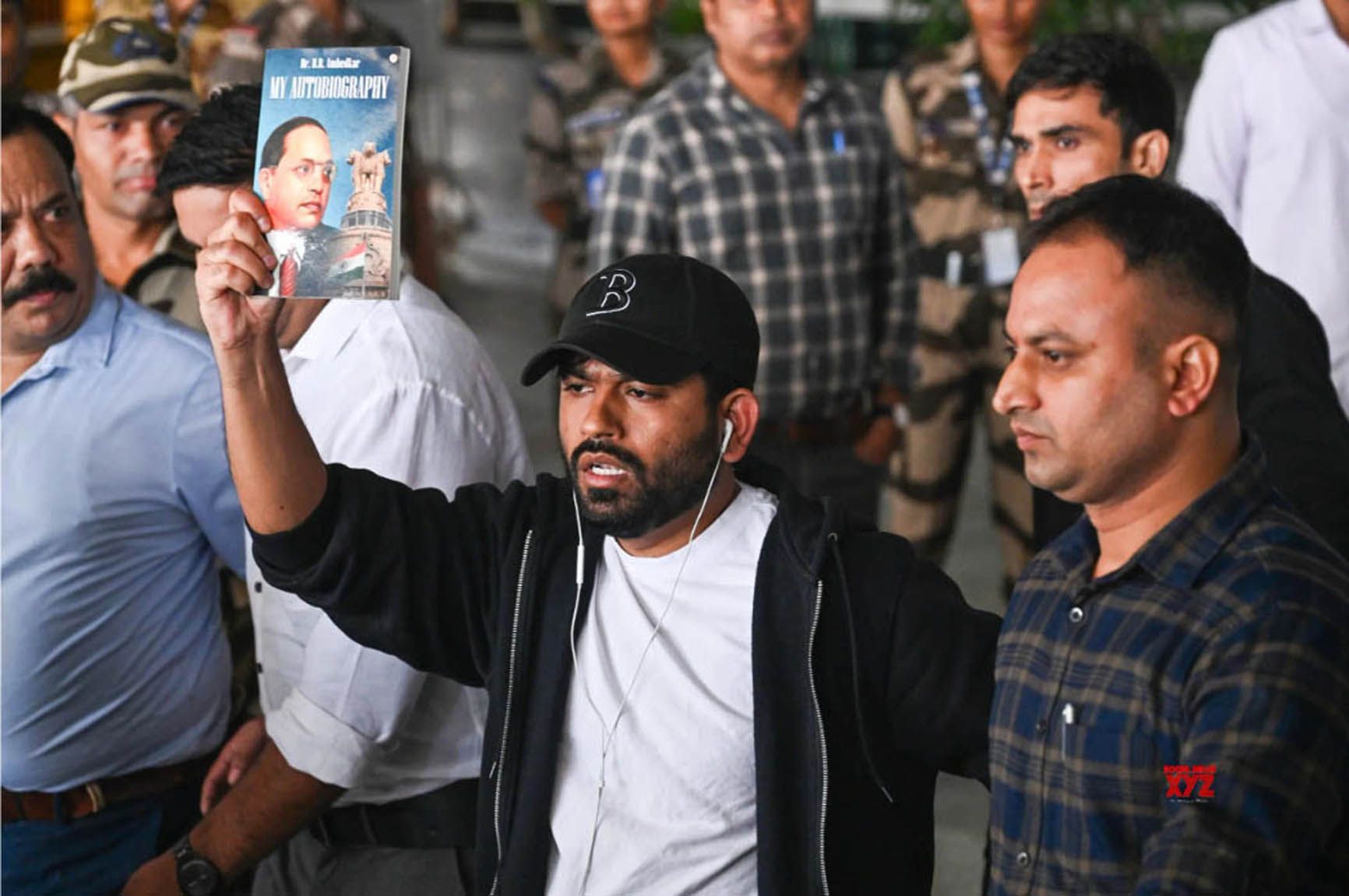 സമരവേദിയിൽ അംബേദ്‌ക്കറുടെ ആത്മകഥയുടെ പതിപ്പ്‌  ഉയർത്തിപ്പിടിക്കുന്ന അഭിജിത് ദീപ്‌കെ                       കടപ്പാട്‌: ഗൂഗിൾ