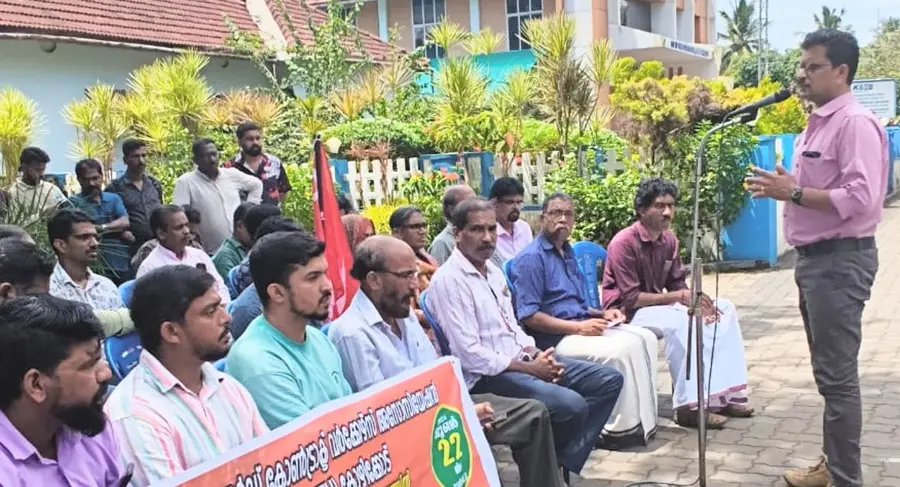 ഇലക്ട്രിസിറ്റി ബോർഡ് കോൺട്രാക്ട് വർക്കേഴ്സ് അസോസിയേഷൻ (സിഐടിയു) സംഘടിപ്പിച്ച പ്രതിഷേധ ധർണ
പി കെ സന്തോഷ് ഉദ്ഘാടനം ചെയ്യുന്നു