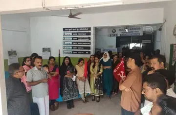 കെഎസ്എഫ്ഇ മാനേജ്മെന്റിന്റെ തൊഴിലാളിവിരുദ്ധ ഉത്തരവിനെതിരെ കൊല്ലം
റീജണൽ ഓഫീസിന് സമീപം നടന്ന പ്രതിഷേധയോഗം കെഎസ്എഫ്ഇ സ്റ്റാഫ് അസോസിയേഷൻ സംസ്ഥാന ജനറൽ സെക്രട്ടറി എസ് മുരളീകൃഷ്ണപിള്ള ഉദ്ഘാടനംചെയ്യുന്നു