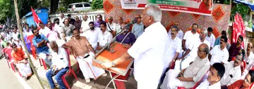കേരള കർഷക സംഘം ജില്ലാ കമ്മിറ്റിയുടെ നേതൃത്വത്തിൽ ക്ഷ‍ീരവികസന വകുപ്പ്‌ ഡെപ്യൂട്ടി ഡയറക്‌ടറുടെ കാര്യാലയത്തിലേക്ക്‌ നടത്തിയ പ്രതിഷേധ മാർച്ചും ധർണയും സംസ്ഥാന ജോയിന്റ്‌ സെക്രട്ടറി  എ സി മൊയ്‌തീൻ ഉദ്‌ഘാടനം ചെയ്യുന്നു 