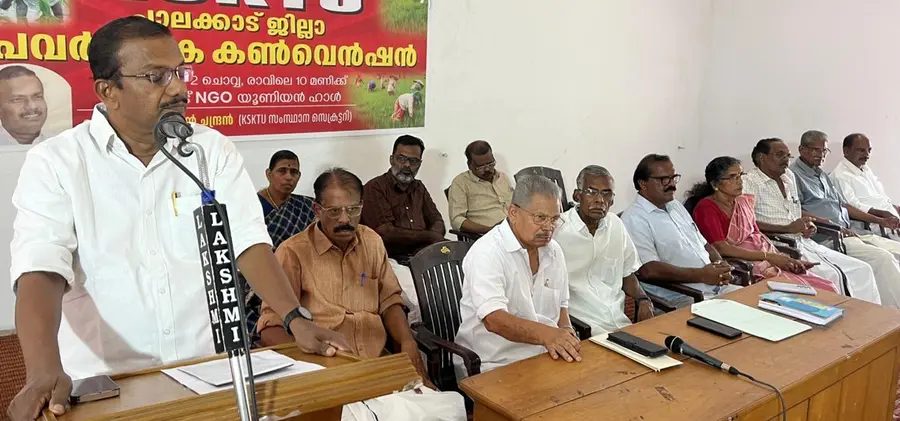 കെഎസ്കെടിയു ജില്ലാ പ്രവർത്തക കൺവൻഷൻ സംസ്ഥാന സെക്രട്ടറി എൻ ചന്ദ്രൻ ഉദ്ഘാടനം ചെയ്യുന്നു