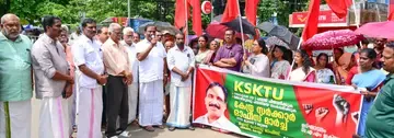 മഹാത്മാഗാന്ധി ദേശീയ ഗ്രാമീണ തൊഴിലുറപ്പ് പദ്ധതിയെ തകർക്കുന്ന കേന്ദ്ര സർക്കാരിനെതിരെ കെഎസ്കെടിയു നടത്തിയ ചിന്നക്കട ഹെഡ്പോസ്റ്റ് ഓഫീസ് മാർച്ച് സിഐടിയു ജില്ലാ ട്രഷറർ എ എം ഇക്ബാൽ ഉദ്ഘാടനം ചെയുന്നു