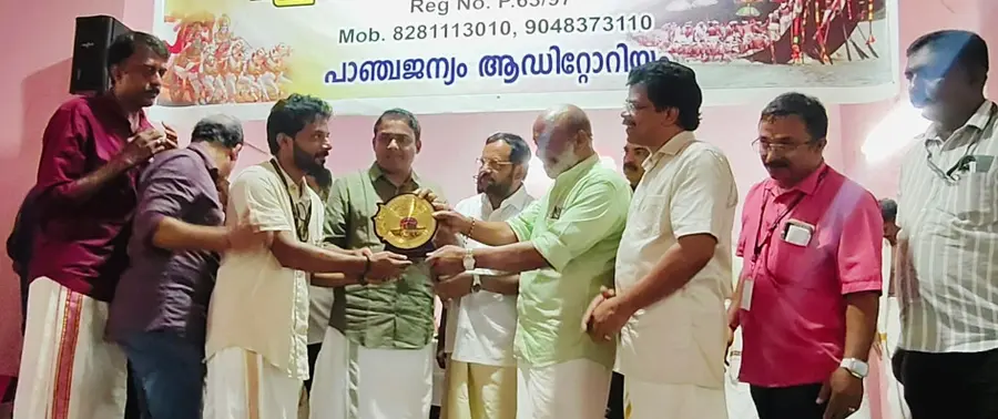 കെഎസ്ആർടിസി ബജറ്റ് ടൂറിസം സെല്ലും ആറന്മുള പള്ളിയോട സേവാസമിതിയും ചേർന്ന് സംഘടിപ്പിച്ച പഞ്ചപാണ്ഡവക്ഷേത്ര തീർഥാടനത്തിൽ കൂടുതൽ യാത്ര ഒരുക്കിയതിന് ചേർത്തല യൂണിറ്റ് കോ–ഓഡിനേറ്റർ ജിദീഷ് സിദ്ധാർഥൻ പുരസ്കാരം ഏറ്റുവാങ്ങുന്നു