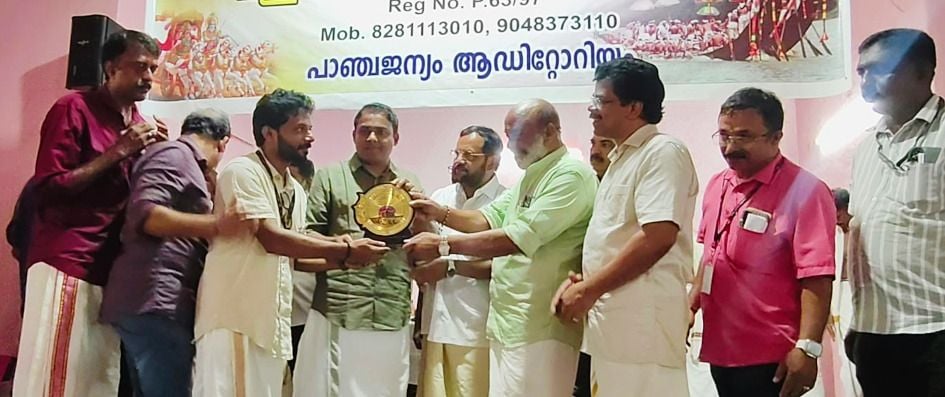 കെഎസ്ആർടിസി ബജറ്റ് ടൂറിസം സെല്ലും ആറന്മുള പള്ളിയോട സേവാസമിതിയും ചേർന്ന്‌ സംഘടിപ്പിച്ച  പഞ്ചപാണ്ഡവക്ഷേത്ര തീർഥാടനത്തിൽ കൂടുതൽ യാത്ര ഒരുക്കിയതിന്‌ ചേർത്തല യൂണിറ്റ് കോ–ഓഡിനേറ്റർ  ജിദീഷ് സിദ്ധാർഥൻ പുരസ്‌കാരം ഏറ്റുവാങ്ങുന്നു