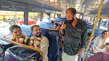 കെഎസ്ആർടിസി ബസിനുള്ളിൽ അച്ഛൻ ബാബു കെ ഭാസിക്കൊപ്പം ബിജിത്ത് ബാബുവും നവവധു ശ്രീലക്ഷ്‌മിയും