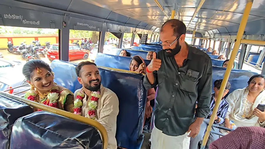 കെഎസ്ആർടിസി ബസിനുള്ളിൽ അച്ഛൻ ബാബു കെ ഭാസിക്കൊപ്പം ബിജിത്ത് ബാബുവും നവവധു ശ്രീലക്ഷ്‌മിയും