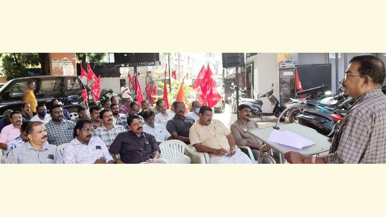 ട്രാൻസ്‌പോർട്ട്‌ ഭവനുമുന്നിൽ കെഎസ്‌ആർടിഇഎ ധർണ 15–ാം ദിവസം സിഐടിയു ദേശീയ സെക്രട്ടറി  കെ എൻ ഗോപിനാഥ് ഉദ്ഘാടനംചെയ്യുന്നു 