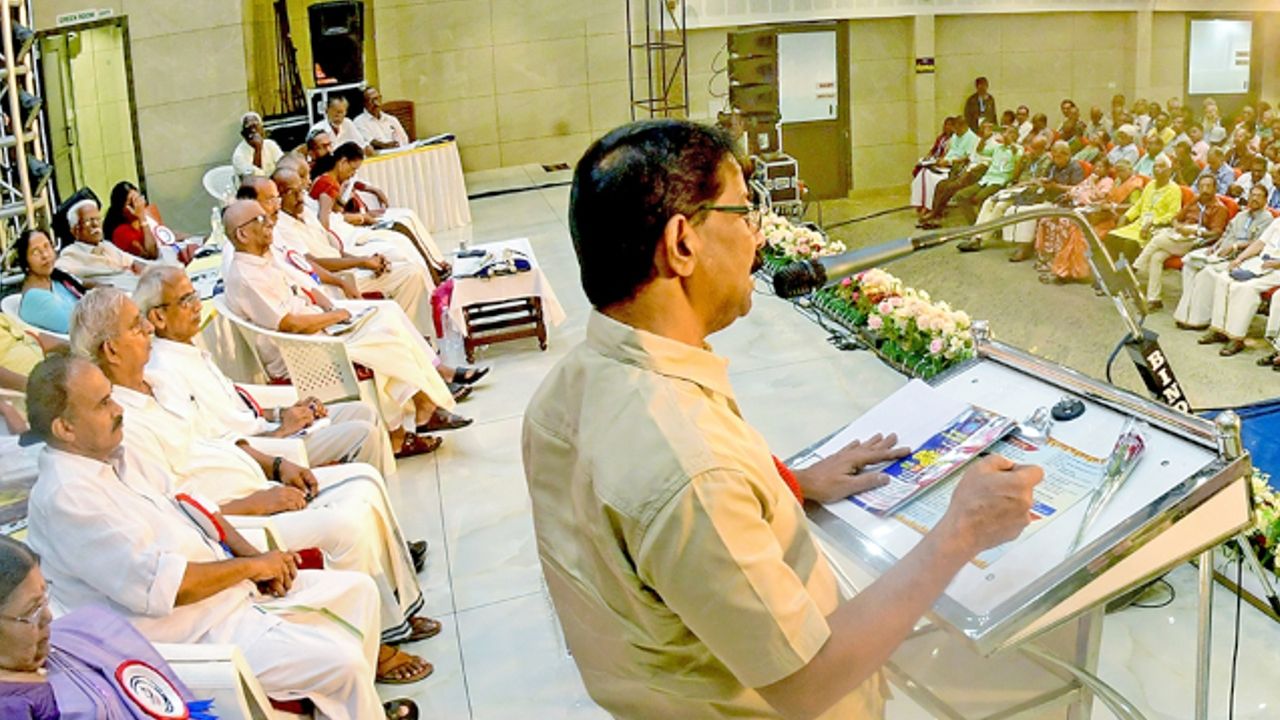കേരള സ്‌റ്റേറ്റ്‌ സർവീസ്‌ പെൻഷനേഴ്‌സ്‌ യൂണിയൻ സംസ്ഥാന സമ്മേളനം കോഴിക്കോട്ട് മേയർ ഒ സദാശിവൻ ഉദ്‌ഘാടനം ചെയ്യുന്നു 