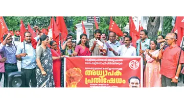 ട്രോളിങ് നിരോധനം: കുതിച്ച് മീൻ വില സ്വന്തം ലേഖകൻ കൊച്ചി ട്രോളിങ് നിരോധനം തുടങ്ങിയതോടെ മീൻവിപണിയിൽ വില കുതിക്കുന്നു. മീൻലഭ്യതയിൽ വലിയ കുറവുണ്ട്. യന്ത്രവൽക്കൃതബോട്ടുകൾ കരയ്ക്കടുപ്പിച്ചതോടെ ഇൻബോർഡ് വള്ളങ്ങളും പരന്പരാഗത യാനങ്ങളും മാത്രമാണ് മീൻപിടിത്തത്തിനായി കടലിൽ പോകുന്നത്. ആവശ്യക്കാർ ഏറെയുള്ള ചാള, കൊഴുവ, കിളിമീൻ, കേര, പുള്ളിമോത, കണവ, കേര, നെയ്മീൻ, ആവോലി, വിളമീൻ, ഏരി, വറ്റ തുടങ്ങിയവയുടെ ലഭ്യത കുറഞ്ഞു. ട്രോളിങ് നിരോധനത്തിനുമുന്പ് 200 രൂപയിൽ താഴെയായിരുന്ന ചാളയ്ക്ക് 300 മുതൽ 360 രൂപയും കിളിമീനിന് 260 മുതൽ 300 രൂപയുമായി. കൊഴുവ 220–240 രൂപവരെയെത്തി. കഴിഞ്ഞയാഴ്ച 160 രൂപയായിരുന്നു. മറ്റു മീനുകളുടെ വിലയും കുതിച്ചു. 120 രൂപയായിരുന്ന ചെറിയ അയലയ്ക്ക് 160 രൂപയായി. ചെറിയ മീനുകൾക്കുവരെ വില ഉയർന്നതോടെ വിൽപ്പനയും കുറഞ്ഞു. കടൽമീനുകളുടെ വരവ് കുറഞ്ഞതോടെ റോഹു, പിരാന, സിലോപ്പി തുടങ്ങിയ വളർത്തുമീനുകളും വ്യാപാരികൾ വിൽപ്പനയ്ക്ക് എത്തിച്ചുതുടങ്ങി. തോപ്പുംപടി, വൈപ്പിൻ, മുനന്പം, ചെല്ലാനം ഹാർബറുകളിൽനിന്നാണ് എറണാകുളം ജില്ലയിലെ വിവിധ മാർക്കറ്റുകളിലേക്ക് മീനുകൾ എത്തുന്നത്. ദിവസം മുഴുവൻ വ്യാപാരം നടന്നിരുന്ന പ്രധാന മാർക്കറ്റുകളിലെല്ലാം ഉച്ചയോടെ മീൻ തീരുന്ന സാഹചര്യമാണ്.