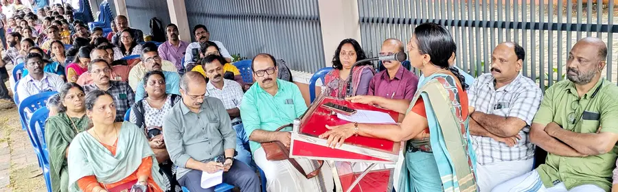 കെഎസ്ടിഎ ധർണ കോഴിക്കോട് മോഡൽ സ്കൂൾ പരിസരത്ത് സംസ്ഥാന പ്രസിഡന്റ് എ കെ ബീന ഉദ്ഘാടനം ചെയ്യുന്നു.