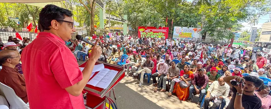 കെഎസ്ടിഎ നേതൃത്വത്തിൽ സിവിൽ സ്റ്റേഷനിലേക്ക് നടന്ന മാർച്ചും ധർണയും പി എ മുഹമ്മദ് റിയാസ് എംഎൽഎ ഉദ്ഘാടനം ചെയ്യുന്നു