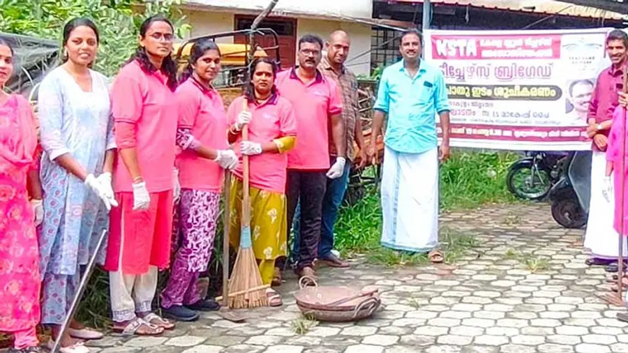 കേരള സ്കൂൾ ടീച്ചേഴ്സ് അസോസിയേഷൻ (കെഎസ്ടിഎ) ജില്ലാ കമ്മിറ്റിയുടെ നേതൃത്വത്തില് തൃപ്പൂണിത്തുറ മിനി സിവിൽ സ്റ്റേഷനിൽ മഴക്കാലപൂർവ ശുചീകരണം നടത്തി.