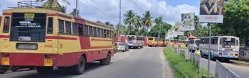 കെഎസ്ആർടിസി പാലക്കാട്‌ ഡിപ്പോയിൽ സ്ഥലപരിമിതിമൂലം റോഡരികിൽ നിർത്തിയിട്ട ബസുകൾ