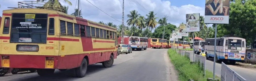കെഎസ്ആർടിസി പാലക്കാട്‌ ഡിപ്പോയിൽ സ്ഥലപരിമിതിമൂലം റോഡരികിൽ നിർത്തിയിട്ട ബസുകൾ