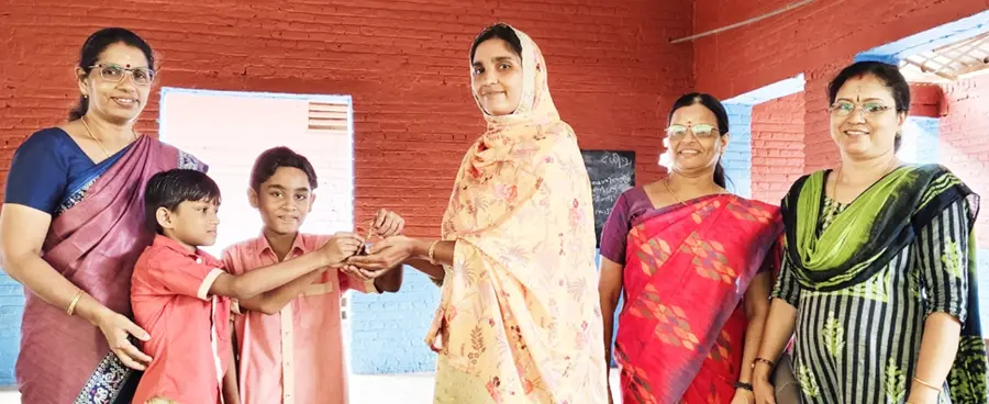 സ്കൂൾ ഗ്രൗണ്ടിൽനിന്ന് കളഞ്ഞുകിട്ടിയ ഒന്നരപ്പവന്റെ ആഭരണം വിദ്യാർഥികൾ ഉടമയ്ക്ക് നൽകുന്നു