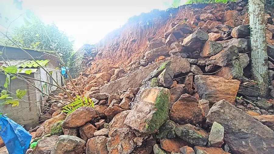 The huge wall collapsed.