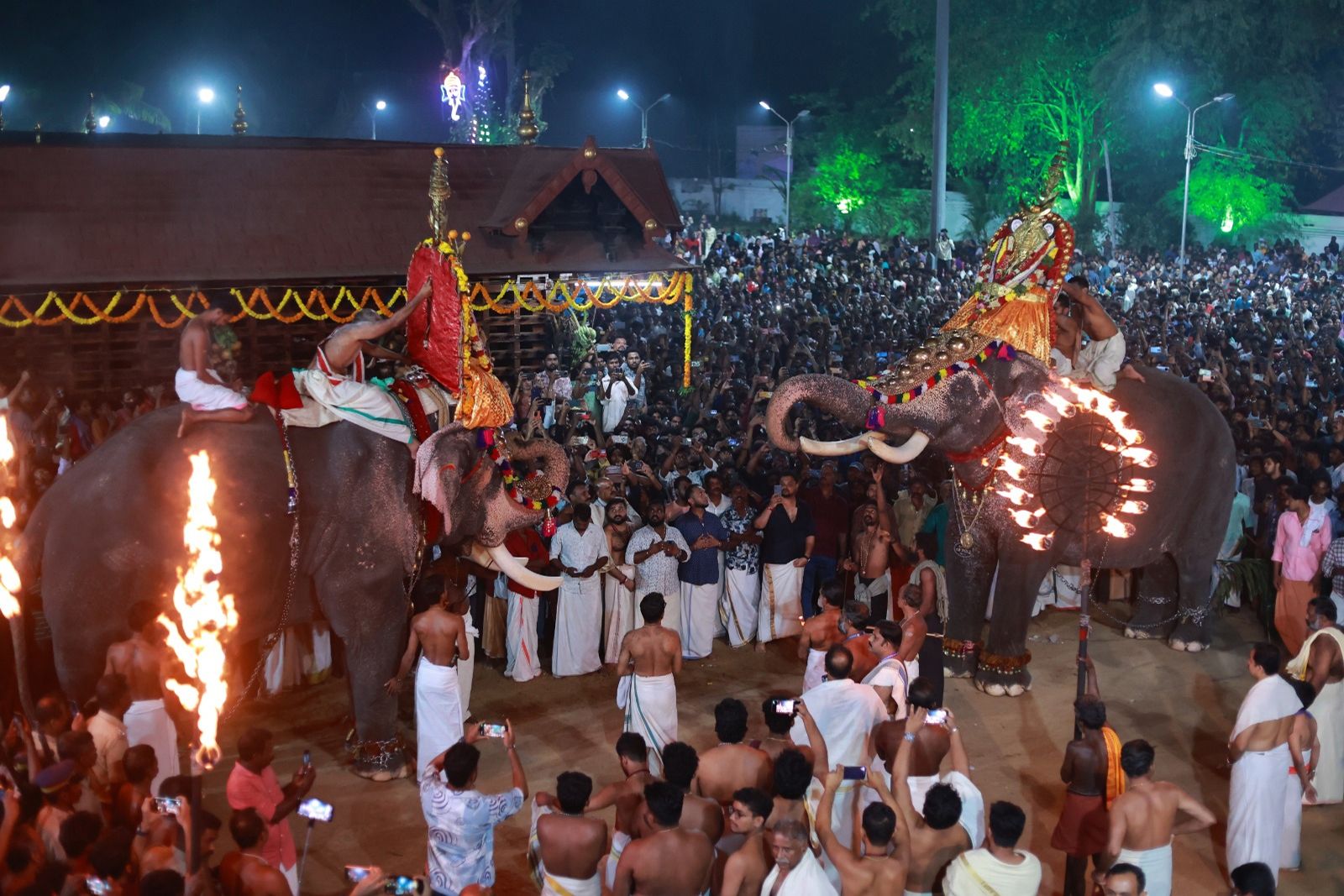 വൈക്കത്തഷ്ടമി വിളക്കിനുശേഷം പുത്രനായ ഉദയനാപുരത്തപ്പന്‍ പിതാവായ വൈക്കത്തപ്പനോട് യാത്ര ചോദിക്കുന്നു