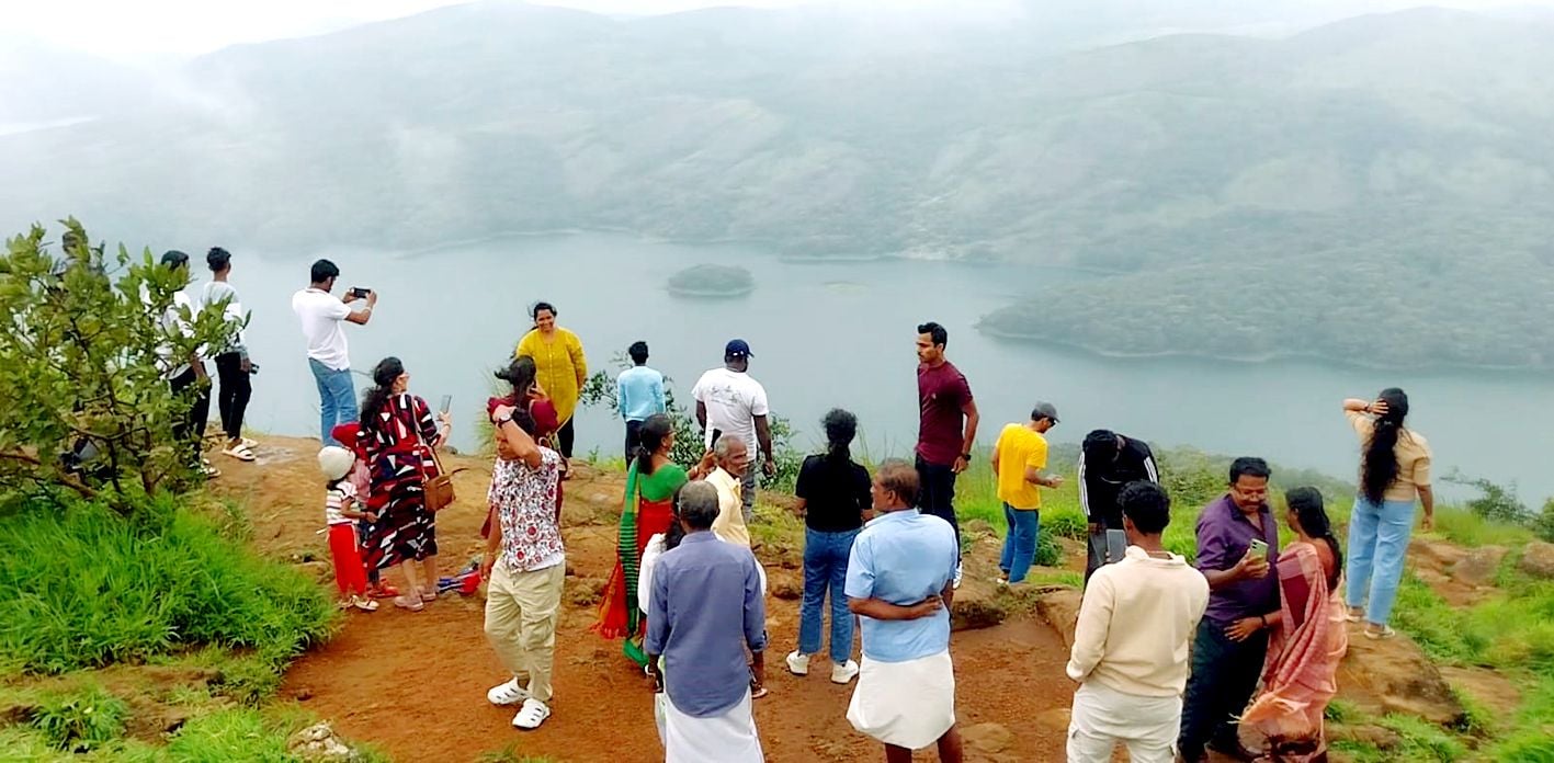 ഇടയ്ക്കിടെ പെയ്യുന്ന ചാറ്റല്‍മഴ നനഞ്ഞ് കാല്‍വരിമൗണ്ട് മലനിരകളിലെ കോടമഞ്ഞിലൂടെ നടക്കാന്‍ പ്രത്യേക അനുഭൂതിയാണ്. 