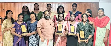 ചേർത്തല നഗരസഭ കുടുംബശ്രീ സിഡിഎസ് ജില്ലാതല അവാർഡുകൾ ഏറ്റുവാങ്ങിയപ്പോൾ