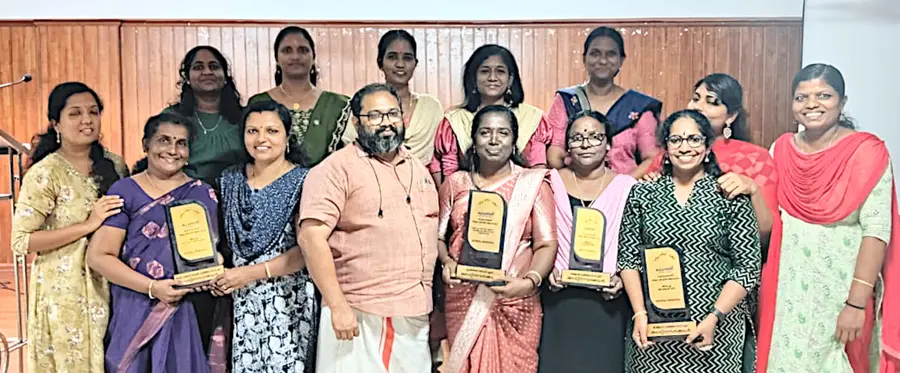 ചേർത്തല നഗരസഭ കുടുംബശ്രീ സിഡിഎസ് ജില്ലാതല അവാർഡുകൾ ഏറ്റുവാങ്ങിയപ്പോൾ