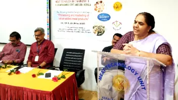 കുടുംബശ്രീയുടെ മീറ്റ് പ്രോസസിങ്‌ ആൻഡ്‌ മാർക്കറ്റിങ്‌ പരിശീലന ക്യാമ്പ്‌  കാർഷിക സർവകലാശാലാ മീറ്റ് സയൻസ് ആൻഡ് ടെക്നോളജി ഡീൻ  ഡോ. കെ അല്ലി ഉദ്ഘാടനം ചെയ്യുന്നു