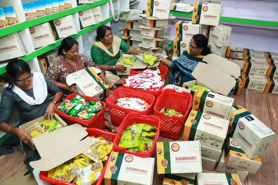 കുടുംബശ്രീ ഗിഫ്റ്റ് ഹാമ്പർ പാക്ക് ചെയ്യുന്നു 