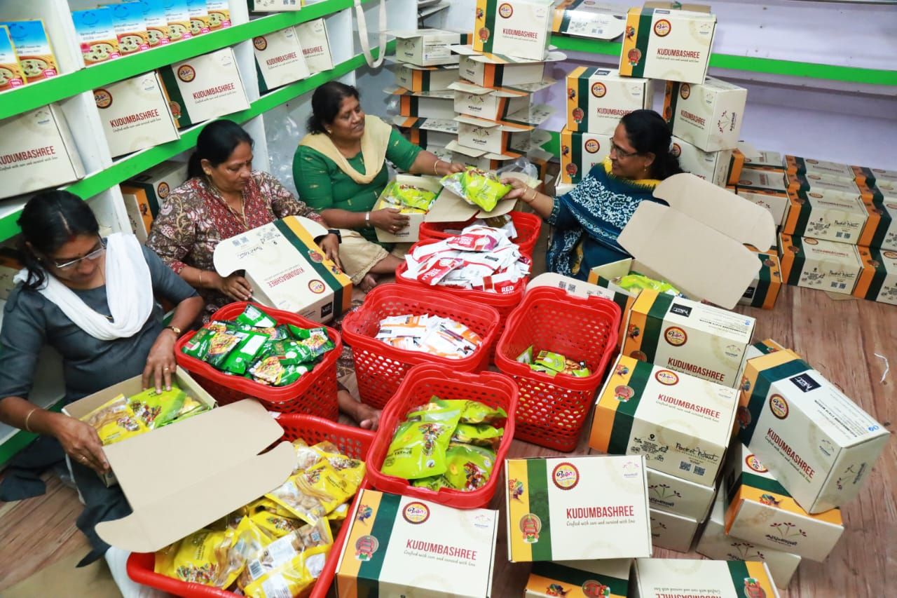 കുടുംബശ്രീ ഗിഫ്റ്റ് ഹാമ്പർ പാക്ക് ചെയ്യുന്നു 