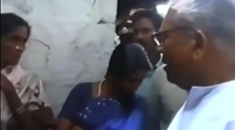 ചികിത്സ കിട്ടാതെ മരണപ്പെട്ട മൂന്നുമാസം പ്രായമുള്ള ആൺകുട്ടിയുടെ ബന്ധുവുമായി വി എസ് സംസാരിക്കുന്നു