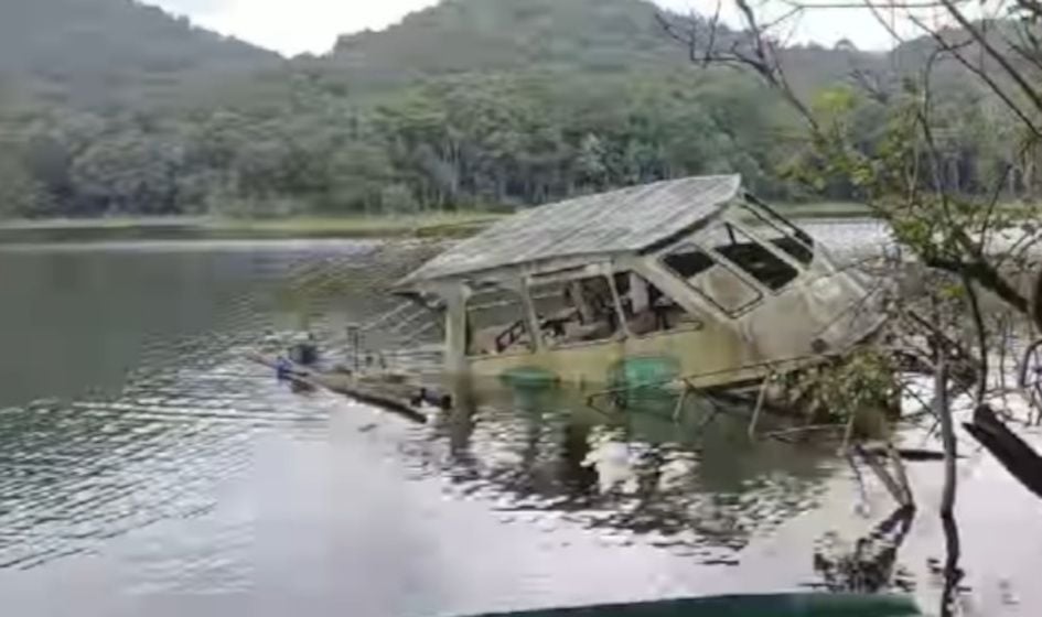 വിദേശികൾ ഉൾപ്പെടെ 45 പേരുടെ മരണത്തിനിടയാക്കിയ തേക്കടി തടാകത്തിലെ ജലകന്യക ബോട്ട് അപകടത്തിന് ചൊവ്വാഴ്ച 16 വർഷം.