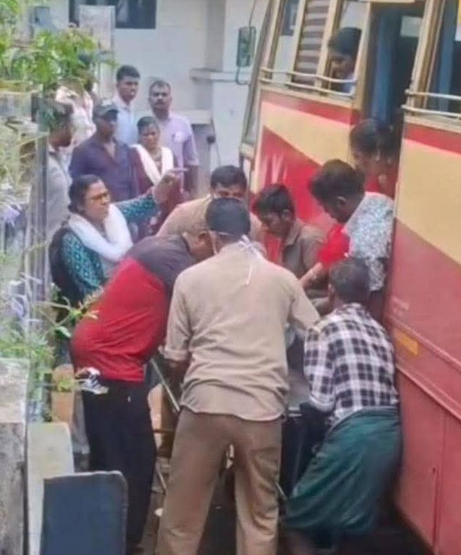യാത്രയ്ക്കിടയിൽ കെഎസ്ആർടിസി ബസിൽ കുഴഞ്ഞുവീണ യാത്രക്കാരന്‌ രക്ഷകരായി ബസ്‌–ആശുപത്രി ജീവനക്കാർ. 