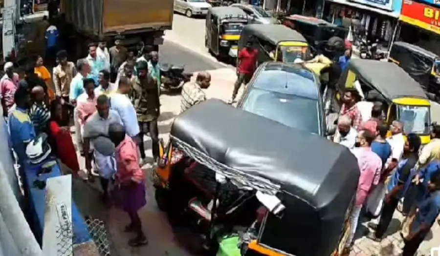 കൊട്ടാരക്കര-– ദിണ്ടിഗൽ ദേശീയപാതയിൽ നിയന്ത്രണം വിട്ട കാർ ഓട്ടോയിൽ ഇടിച്ച് മൂന്നുപേർക്ക് പരിക്കേറ്റു.