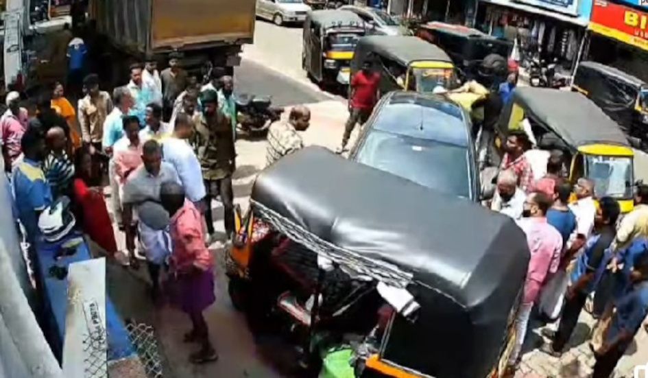 കൊട്ടാരക്കര-– ദിണ്ടിഗൽ ദേശീയപാതയിൽ നിയന്ത്രണം വിട്ട കാർ ഓട്ടോയിൽ ഇടിച്ച് മൂന്നുപേർക്ക് പരിക്കേറ്റു. 