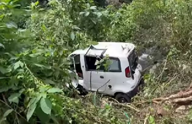 വണ്ടിപ്പെരിയാറിൽ വര്‍ക്ക്ഷോപ്പ് ജീവനക്കാരന്‍ സഞ്ചരിച്ച വാഹനം താഴ്ച്ചയിലേക്ക് മറിഞ്ഞ് പരിക്കേറ്റു.