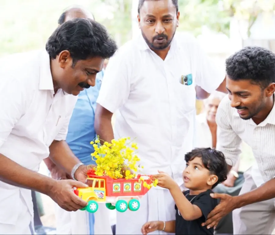 എല്‍ഡിഎഫ് മങ്കട മണ്ഡലം സ്ഥാനാര്‍ഥി കുന്നത്ത് മുഹമ്മദിന് മൂർക്കനാട് പഞ്ചായത്തിലെ പള്ളിപ്പടിയില്‍ നല്‍കിയ സ്വീകരണത്തില്‍ തെരഞ്ഞെടുപ്പ് ചിഹ്നമായ ലോറി നല്‍കുന്ന കുട്ടി