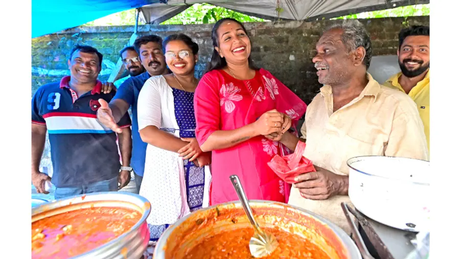 കുറവൻകോണം എൽഡിഎഫ് സ്ഥാനാർഥി ദീപിക ആർ നായർ അമ്പലനഗറിൽ വോട്ട് അഭ്യർഥിച്ചെത്തിയപ്പോൾ