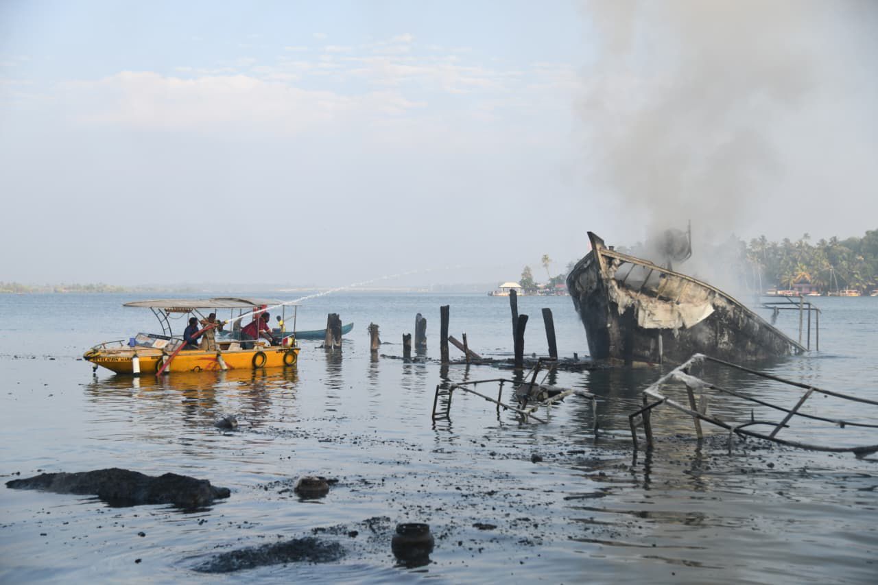 kureeppuzha boat 4