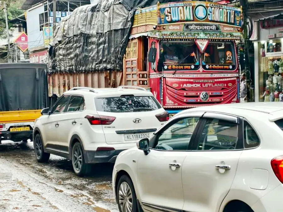 പന്തീരാങ്കാവ് അങ്ങാടിയിൽ റോഡിൽ ചരക്ക് ലോറി കുടുങ്ങിയുണ്ടായ ഗതാഗത കുരുക്ക്