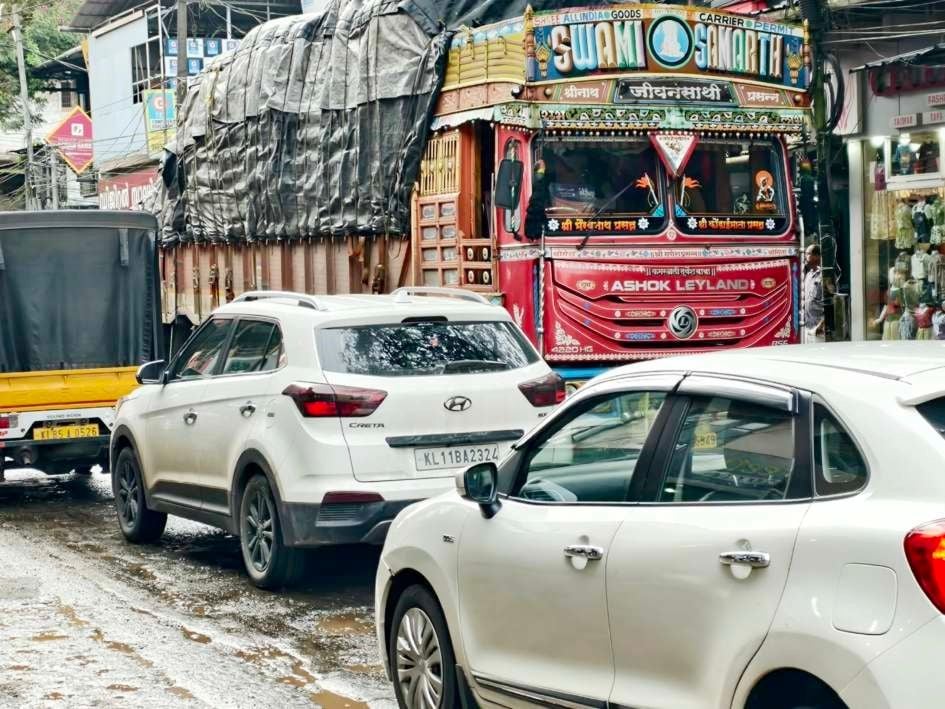 പന്തീരാങ്കാവ് അങ്ങാടിയിൽ റോഡിൽ ചരക്ക് ലോറി  കുടുങ്ങിയുണ്ടായ  ഗതാഗത കുരുക്ക് 