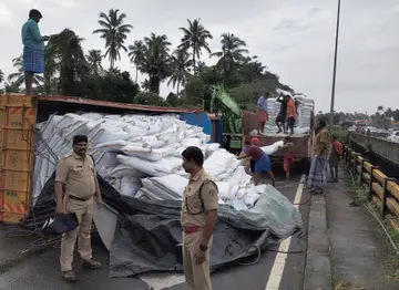 ദേശീയപാതയിൽ കുറുമാലി പാലത്തിൽ ശനിയാഴ്ച പുലർച്ചെ മറിഞ്ഞ ലോറിയിലെ ചരക്ക് മറ്റൊരു വാഹനത്തിലേക്ക് മാറ്റുന്നു