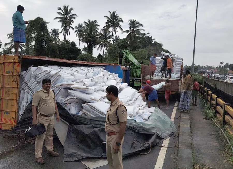 ദേശീയപാതയിൽ കുറുമാലി പാലത്തിൽ ശനിയാഴ്‌ച പുലർച്ചെ മറിഞ്ഞ ലോറിയിലെ ചരക്ക്‌ മറ്റൊരു വാഹനത്തിലേക്ക്‌ മാറ്റുന്നു