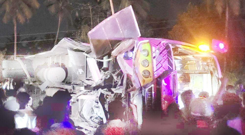 18 injured as bus overturns in Puthanathani